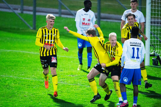 IFK Hässleholms Hugo Arvidsson gör 1-0 och grattas av