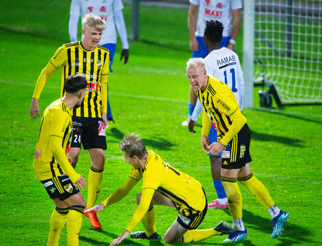 IFK Hässleholms Hugo Arvidsson gör 1-0 och grattas av