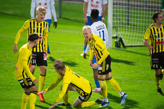 IFK Hässleholms Hugo Arvidsson gör 1-0 och grattas av