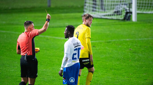 Nosabys Michael Andrew får rött kort i matchen i division