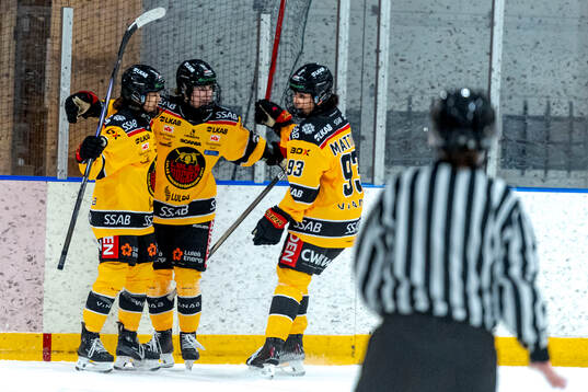 Luleås Akane Shiga, Petra Nieminen och Nadia Mattivi jublar