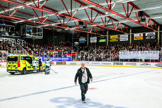 Publiken håller upp en banderoll för Tingsryds Linus