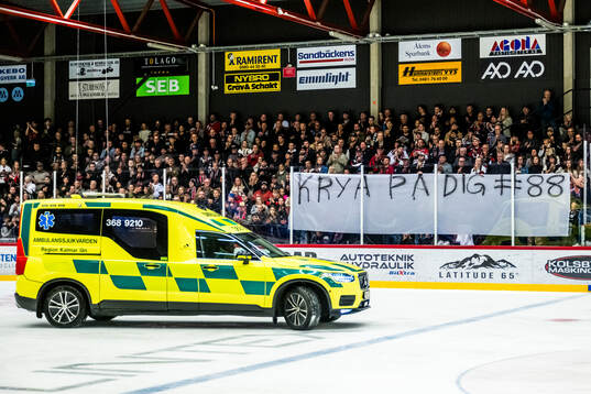 Publiken håller upp en banderoll för Tingsryds Linus