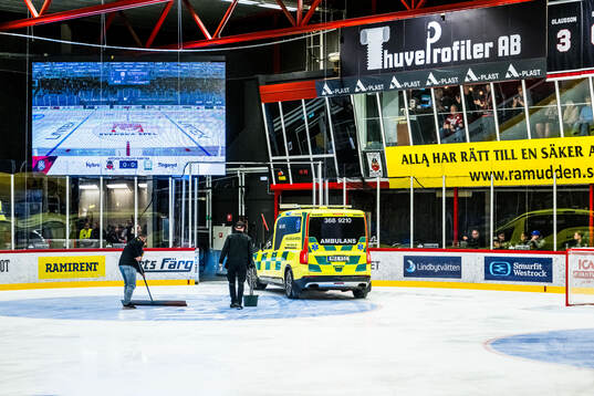 Ambulansen lämnar Liljas Arena