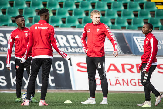 Sandvikens spelare värmer upp