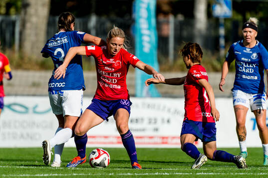 Djurgårdens Mimmi Larsson och Shinomi Koyama och
