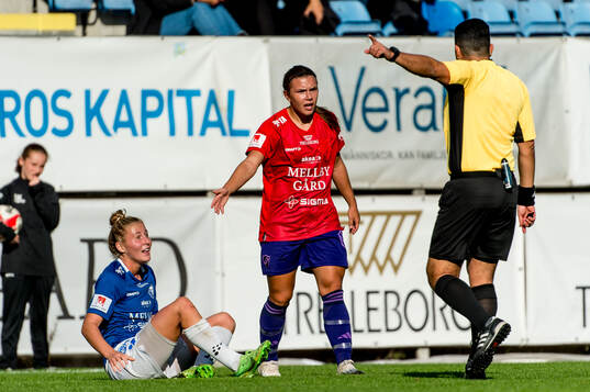 Trelleborgs Sofie Rewucha och Djurgårdens Alexsandra