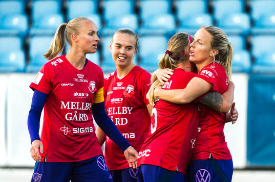 Djurgårdens Mimmi Larsson jublar med lagkamrater