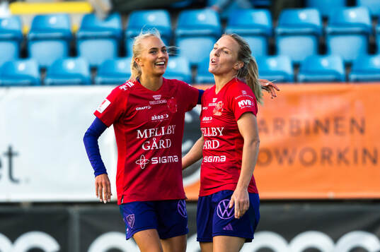 Djurgårdens Sara Lilja Vidlund och Mimmi Larsson jublar