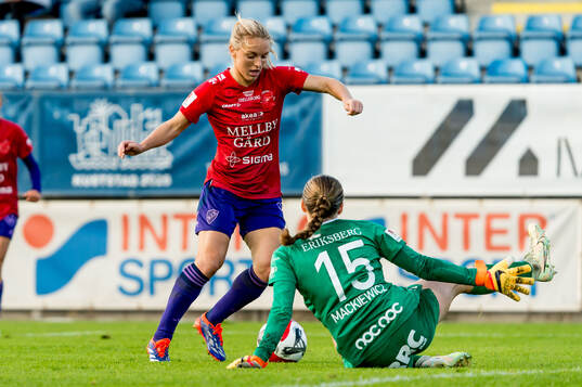 Djurgårdens Mimmi Larsson och Trelleborgs målvakt Halle