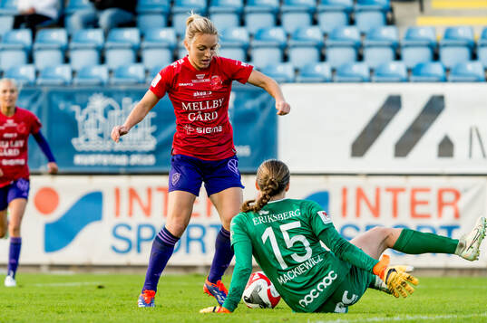 Djurgårdens Mimmi Larsson och Trelleborgs målvakt Halle
