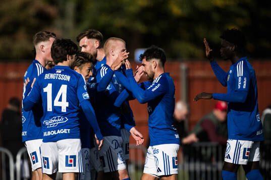 GIF Sundsvalls Taiki Kagayama jublar med lagkamrater