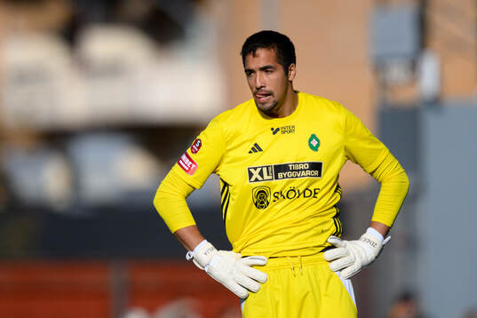 Skövde AIKs målvakt Adrian Zendejas deppar