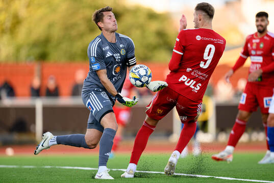 GIF Sundsvalls målvakt Jonas Olsson och Skövde AIKs