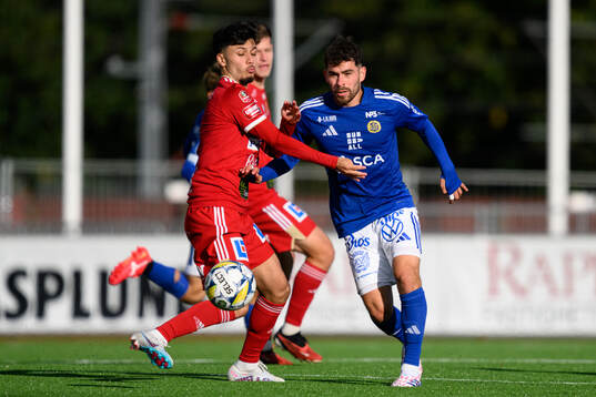 Skövde AIKs Alper Demirol och GIF Sundsvalls Marcelo