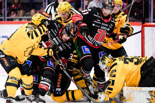 Rörigt framför Skellefteås målvakt Gustaf Lindvall