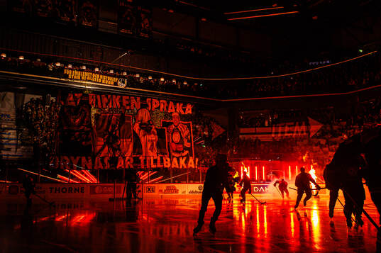 Brynäs spelare gör entré framför ett tifo