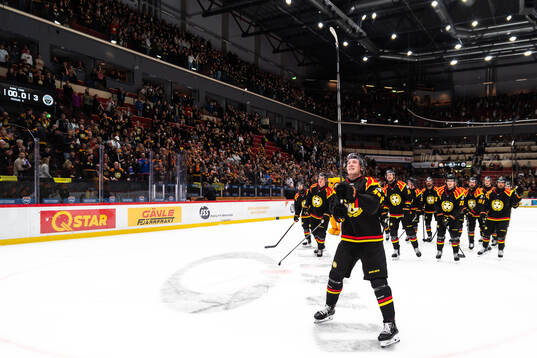 Brynäs Anton Ohlsson jublar med lagkamrater