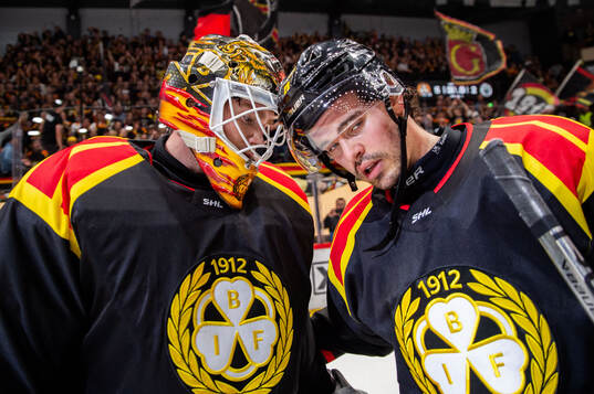 Brynäs målvakt Erik Källgren och Axel Andersson jublar