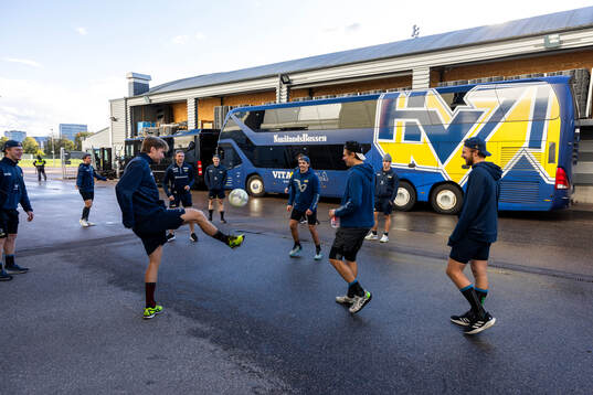 HV71s spelare värmer upp