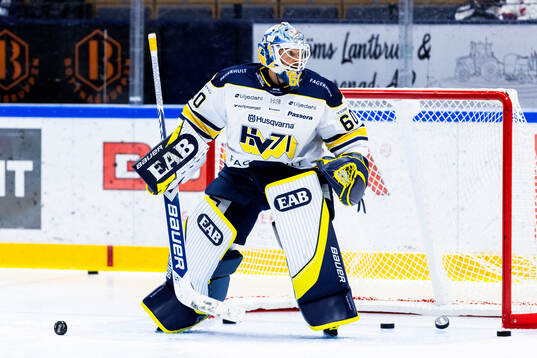 HV71s målvakt Hugo Alnefelt på uppvärmningen