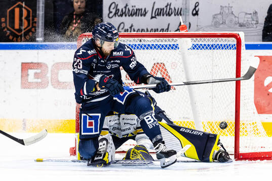 Linköpings Robin Kovacs och HV71s målvakt Hugo Alnefelt