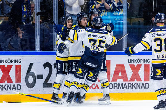 HV71s Hugo Fransson jublar med lagkamrater