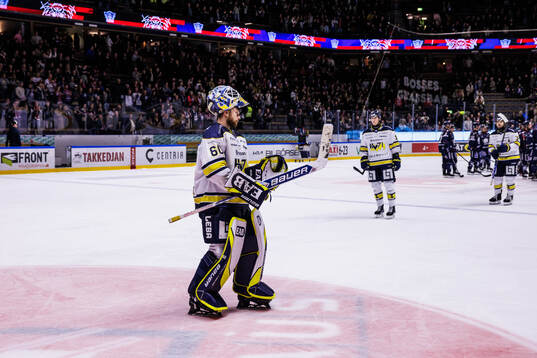 HV71s målvakt Hugo Alnefelt deppar