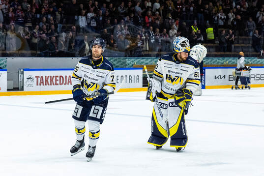 HV71s Radan Lenc och målvakt Hugo Alnefelt deppar