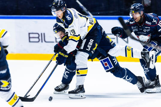 Linköpings Oscar Fantenberg och Patrick Russell mot HV71s