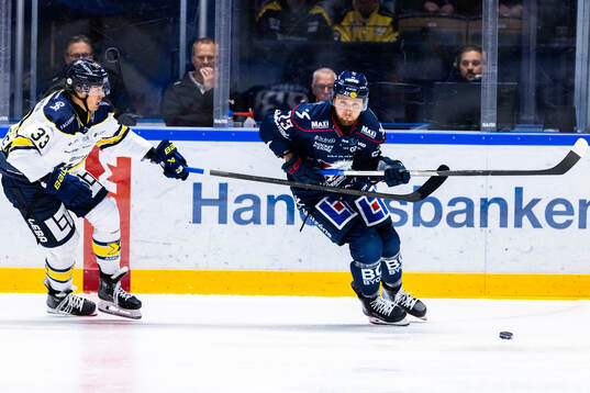 HV71s Måns Lindbäck och Linköpings Robin Kovacs
