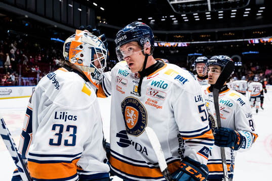 Växjös målvakt Emil Larmi och Emil Sylvegård jublar