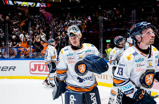 Växjös målvakt Emil Larmi jublar
