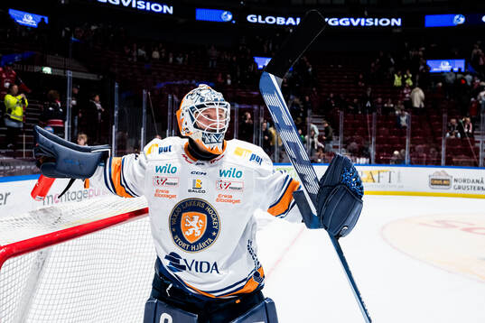 Växjös målvakt Emil Larmi jublar