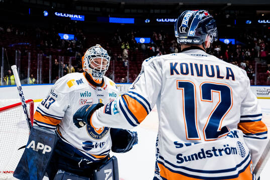 Växjös målvakt Emil Larmi och Otto Koivula jublar