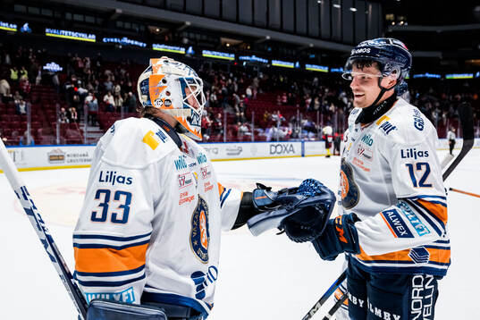 Växjös målvakt Emil Larmi och Otto Koivula jublar
