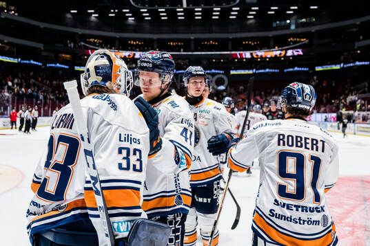 Växjös målvakt Emil Larmi och Ludvig Nilsson jublar