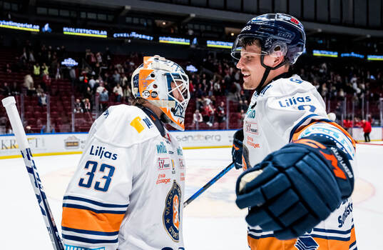 Växjös målvakt Emil Larmi och Otto Koivula jublar