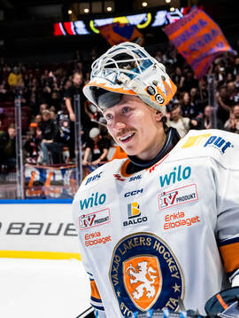 Växjös målvakt Emil Larmi jublar