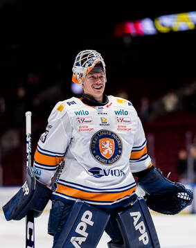 Växjös målvakt Emil Larmi jublar