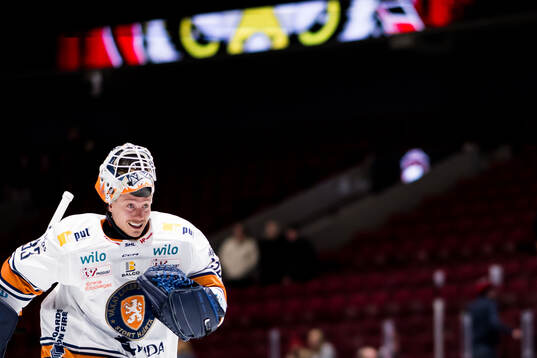 Växjös målvakt Emil Larmi jublar