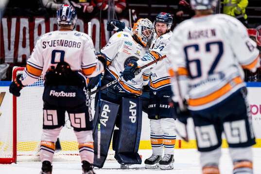 Växjös målvakt Emil Larmi och Joel Persson jublar