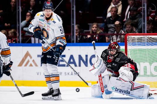 Växjös Emil Sylvegård och Malmö Redhawks målvakt