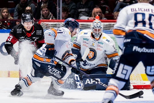 Malmö Redhawks Christoffer Forsberg och Växjös målvakt