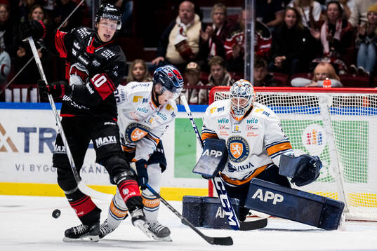 Malmö Redhawks William von Barnekow och Växjös målvakt