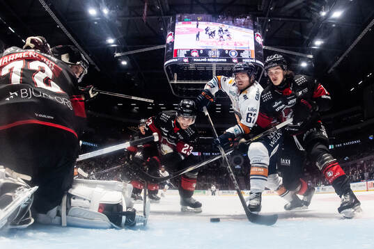 Växjös Manuel Ågren oroar mot Malmö Redhawks målvakt
