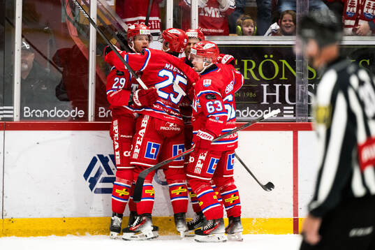 Timrås Filip Hållander jublar