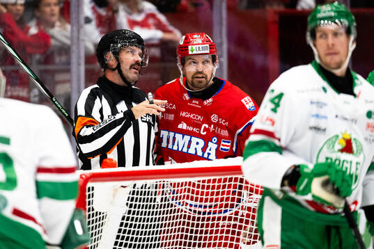 Timrås Anton Lander och domaren Daniel Wessner
