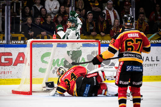 Färjestads Michael Lindqvist jublar medan Luleås Joel