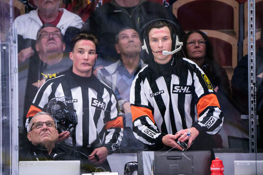 Domare Alexander Östberg och Stefan Holm kollar Luleås
